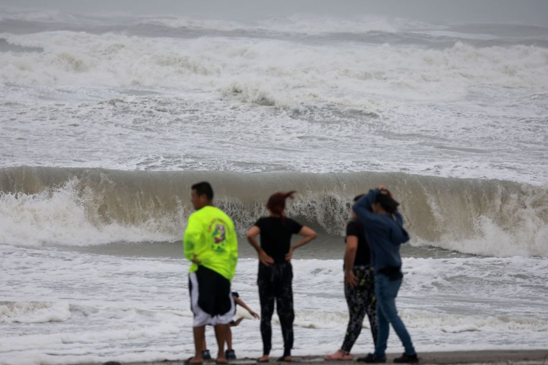 La gente observa cómo la tormenta tropical Nicole azota el océano el 9 de noviembre de 2022 en Hobe Sound Beach, Florida.