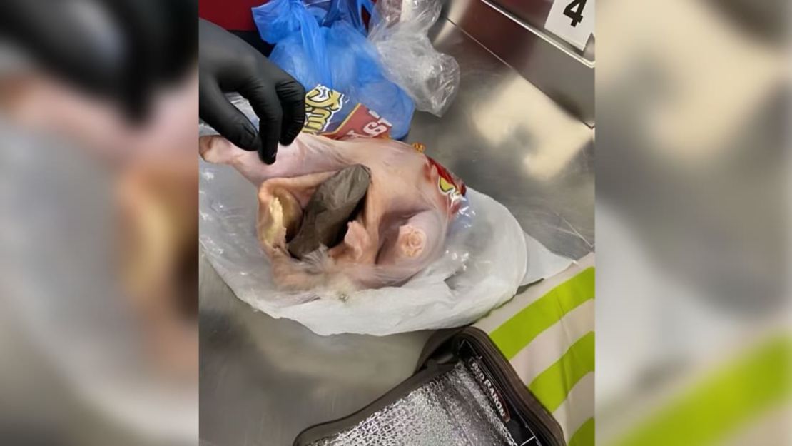 A finales de septiembre se encontró un arma de fuego oculta en un pollo en un control de la TSA en Florida. Crédito: Administración de Seguridad del Transporte