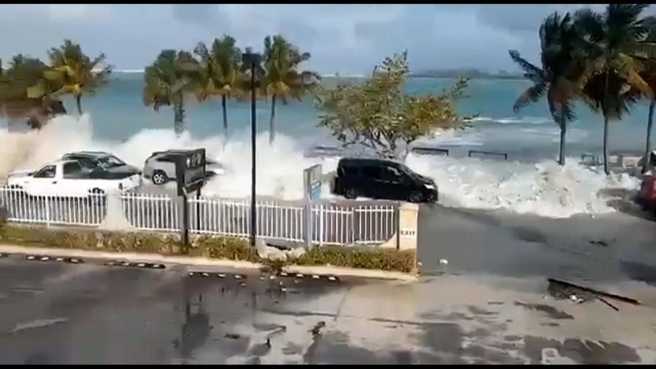 CNNE 1295138 - oleaje inunda calles en nassau- asi golpea nicole a bahamas