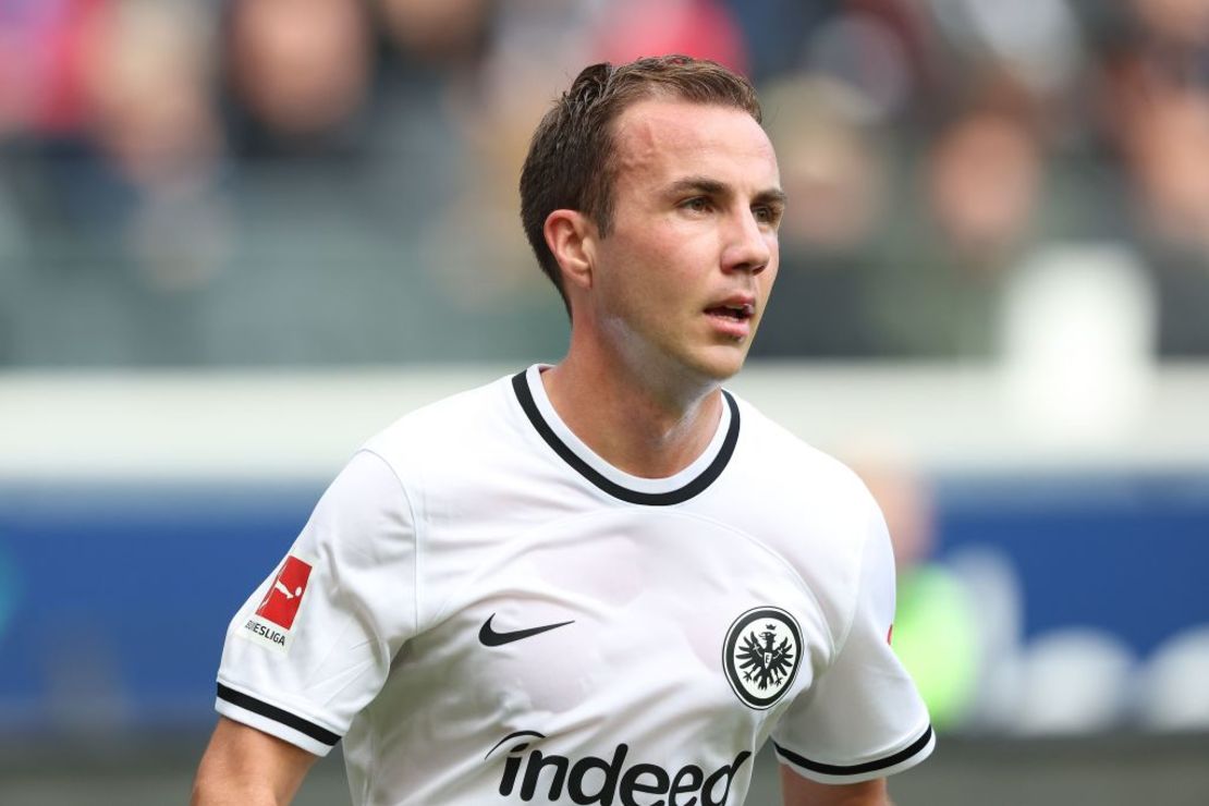 Mario Götze del Eintracht Frankfurt juega en partido de la Bundesliga entre Eintracht Frankfurt y el FC Union Berlin en el Deutsche Bank Park el 01 de octubre de 2022 en Frankfurt, Alemania.