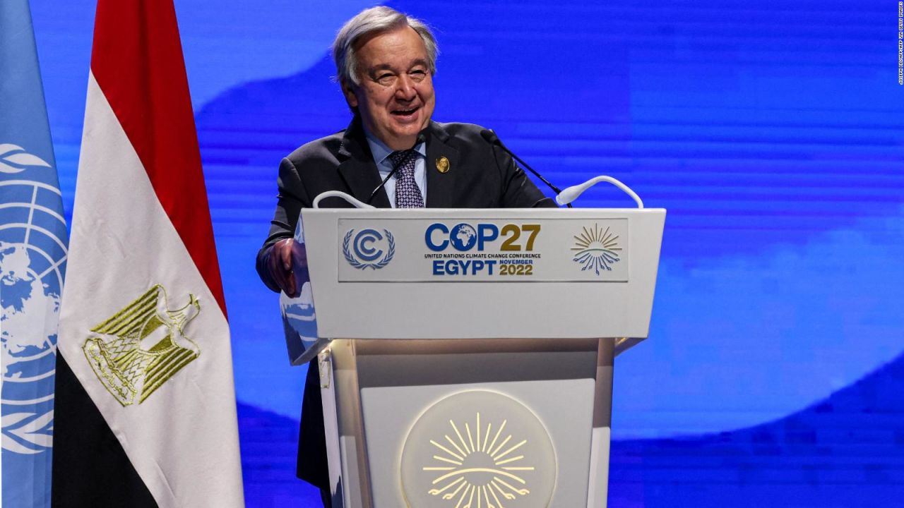 CNNE 1295288 - antonio guterres se rie en el momento que da mal su discurso en la cop27