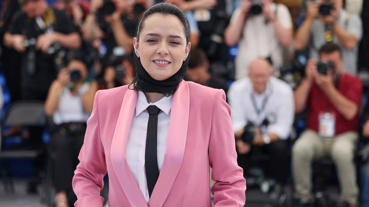 Jinsiy xonimlar qora va oq shaffof pantiesni korsatishadi