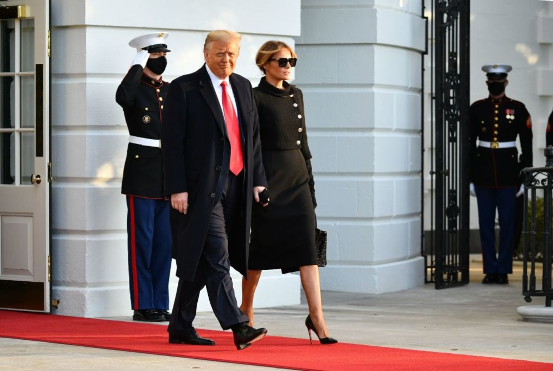 Donald Trump y su esposa, Melania, dejan la Casa Blanca el 20 de enero de 2021.