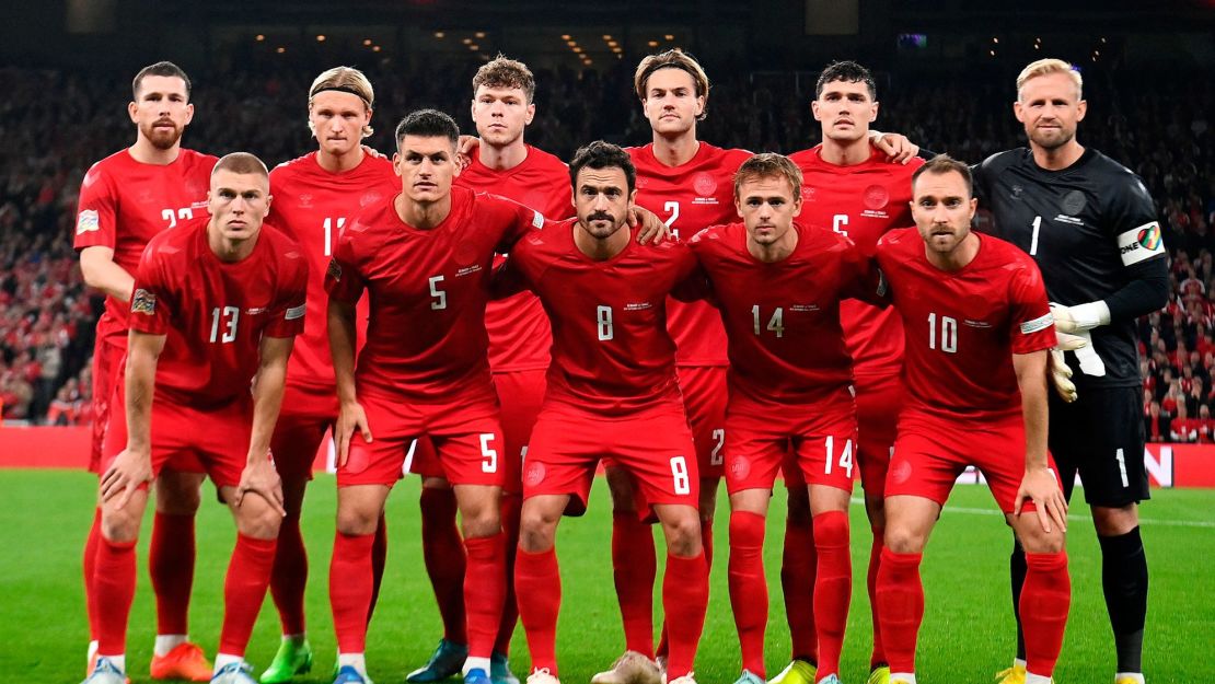 Los jugadores de Dinamarca posan antes del partido de fútbol de la UEFA Nations League entre Dinamarca y Francia en Copenhague el 25 de septiembre de 2022. Crédito: FRANCK FIFE/AFP vía Getty Images