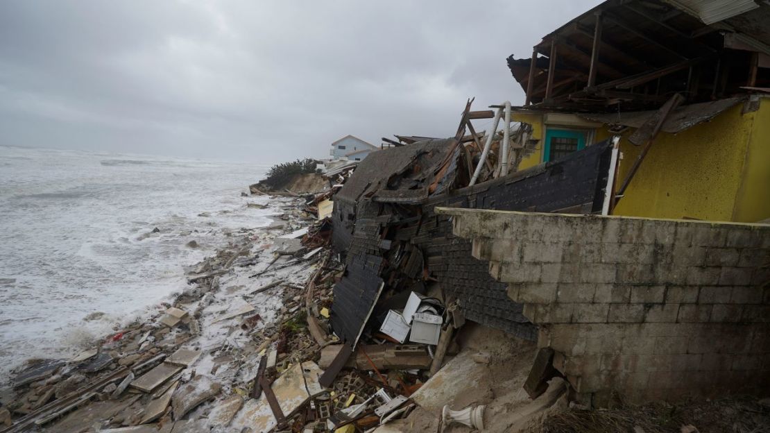 Se ven partes de casas derrumbándose en la playa debido a la marejada de tormenta por el huracán Nicole, este jueves 10 de noviembre de 2022, en Wilbur-By-The-Sea, Florida Crédito: John Raoux/AP