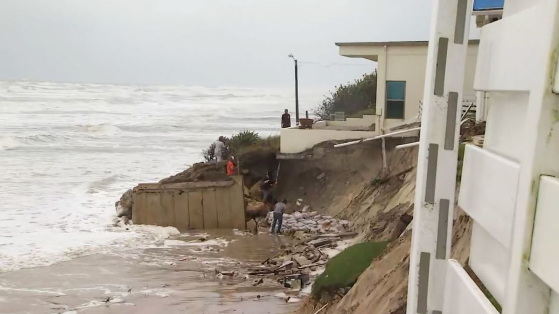 Una casa junto a la playa de Wilbur-by-the-Sea quedó al borde de un acantilado de arena el miércoles luego de que el fuerte oleaje y la mareajada causada por la tormenta tropical Nicole arrastrara unos 6 metros de arena. Crédito: WKMG