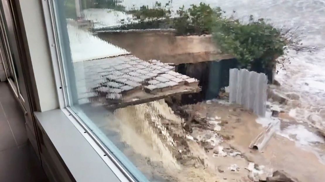 Un área de ladrillos fuera de la casa parcialmente arrasada, con apenas unos centímetros de arena entre la casa y la playa de abajo. Crédito: WESH