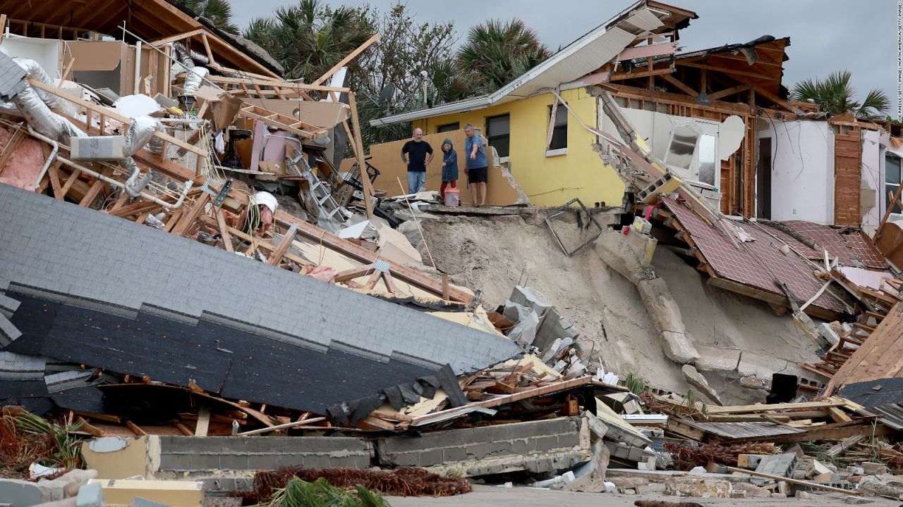 CNNE 1295728 - imagenes impactantes- huracan nicole deja destrozos a su paso