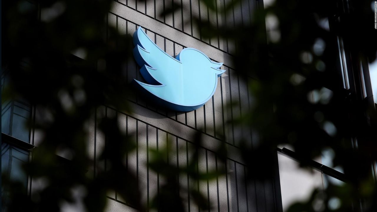 CNNE 1296007 - ejecutivos de twitter renuncian tras decision de despidos masivos