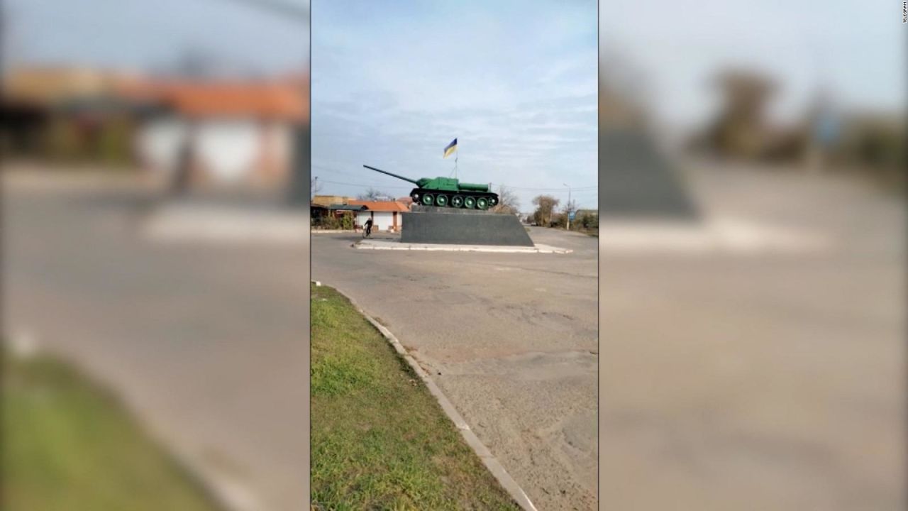 CNNE 1296144 - retiran propaganda rusa para izar la bandera ucraniana en jerson