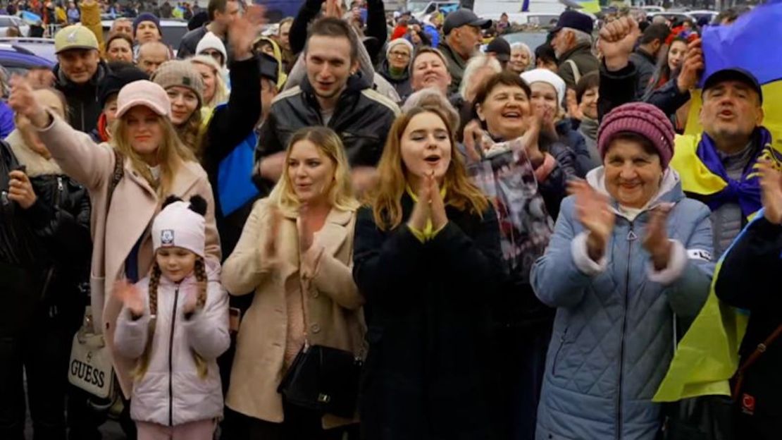 Las multitudes celebran la liberación de su ciudad en Jersón, en el sur de Ucrania, el sábado 12 de noviembre de 2022.