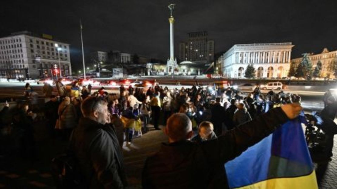 La gente se reunió en la plaza Maidan para celebrar la liberación de Jersón, en la capital, Kyiv, el viernes.Genya Savilov/AFP/Getty Images