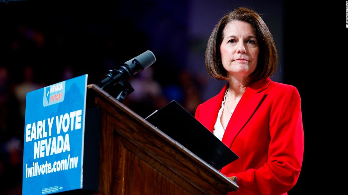 La senadora estadounidense Catherine Cortez Masto habla en un mitin de campaña para los demócratas de Nevada en la Cheyenne High School el 1 de noviembre de 2022 en North Las Vegas, Nevada. Crédito: Anna Moneymaker/Getty Images