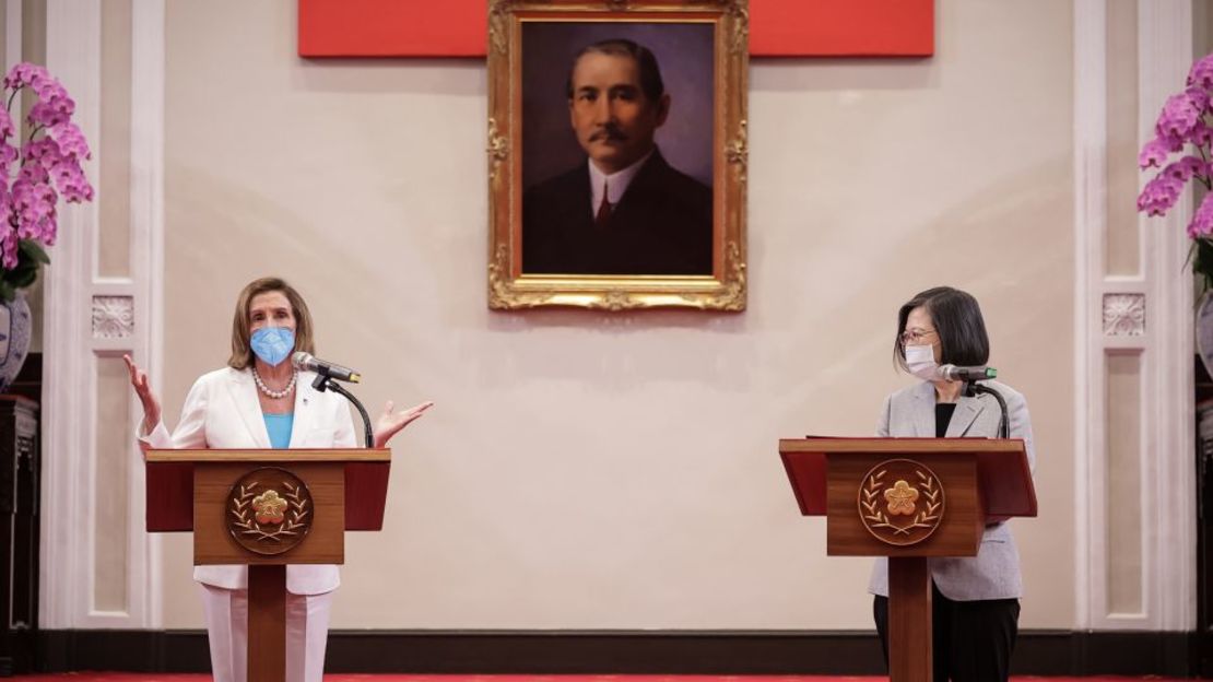 La presidenta de la Cámara de Representantes de EE.UU., Nancy Pelosi, con la presidenta de Taiwán, Tsai Ing-wen, durante su visita a Taipei este agosto.