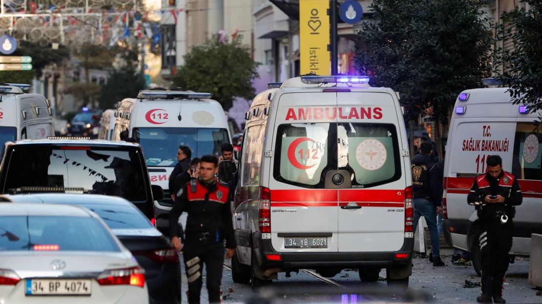 Las ambulancias llegan cerca de la escena luego de una explosión en el área de Taksim en el centro de Estambul, Turquía, el 13 de noviembre de 2022.