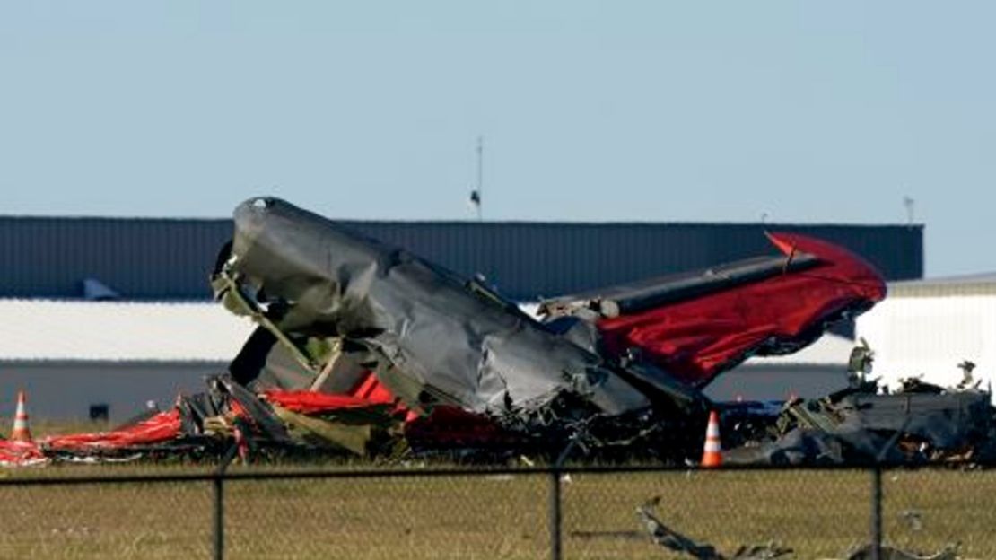 Escombros de dos aviones que se estrellaron durante la exhibición aérea. El B-17 fue uno de los 45 ejemplares supervivientes completos del modelo, que fue producido por Boeing y otros fabricantes de aviones durante la Segunda Guerra Mundial.