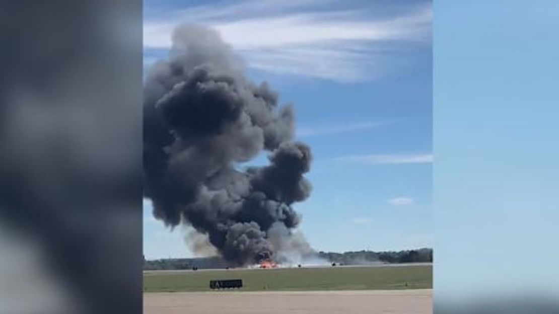 Un cuadro de un video tomado en la exhibición aérea muestra el humo que se eleva después del accidente.