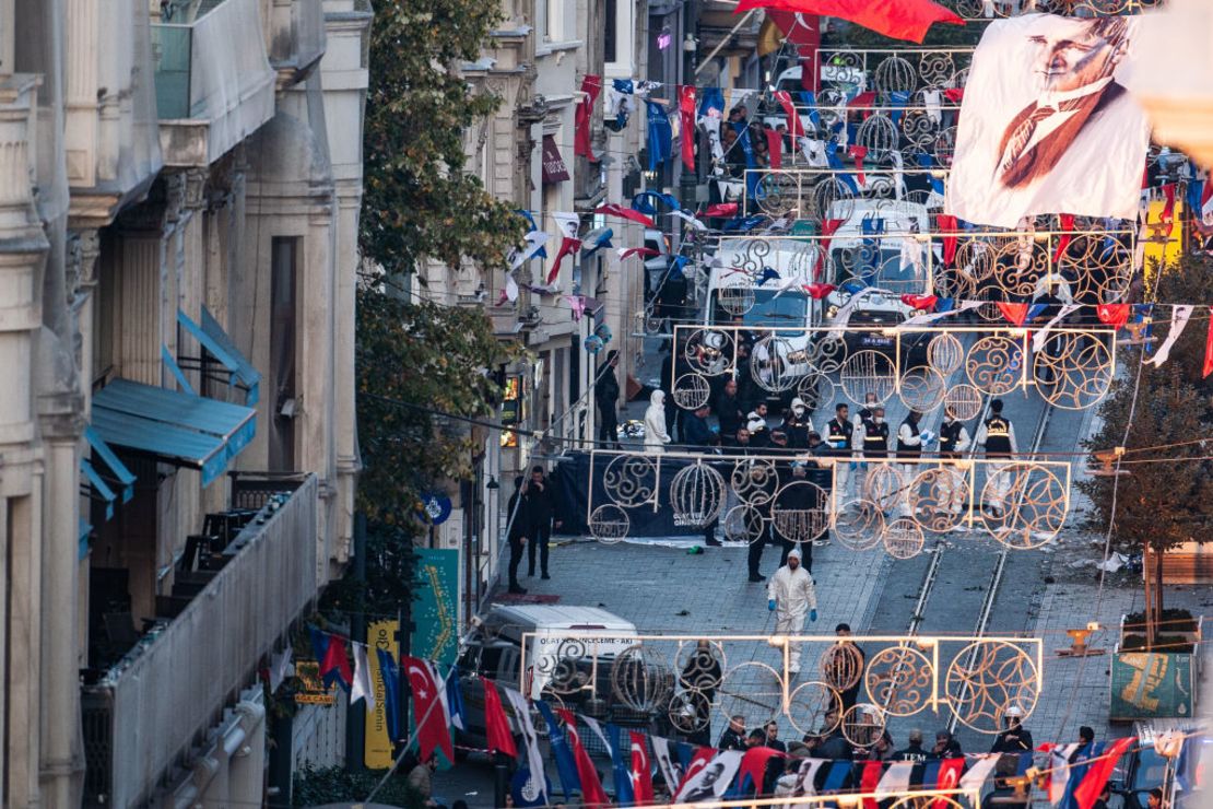 El personal de emergencia investiga la escena después de que ocurriera una explosión en la calle Istiklal, una concurrida vía peatonal el 13 de noviembre de 2022 en Estambul, Turquía. Crédito: Burak Kara/Getty Images