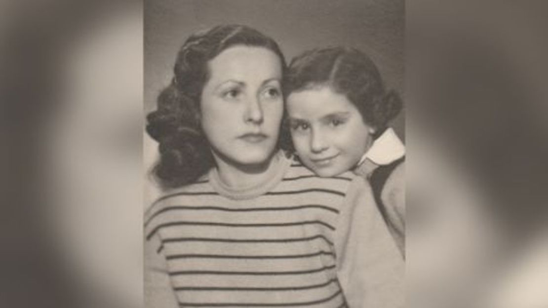 Grusová de niña, con la hermana menor de su madre, Edith, que sobrevivió al ser enviada a Auschwitz.