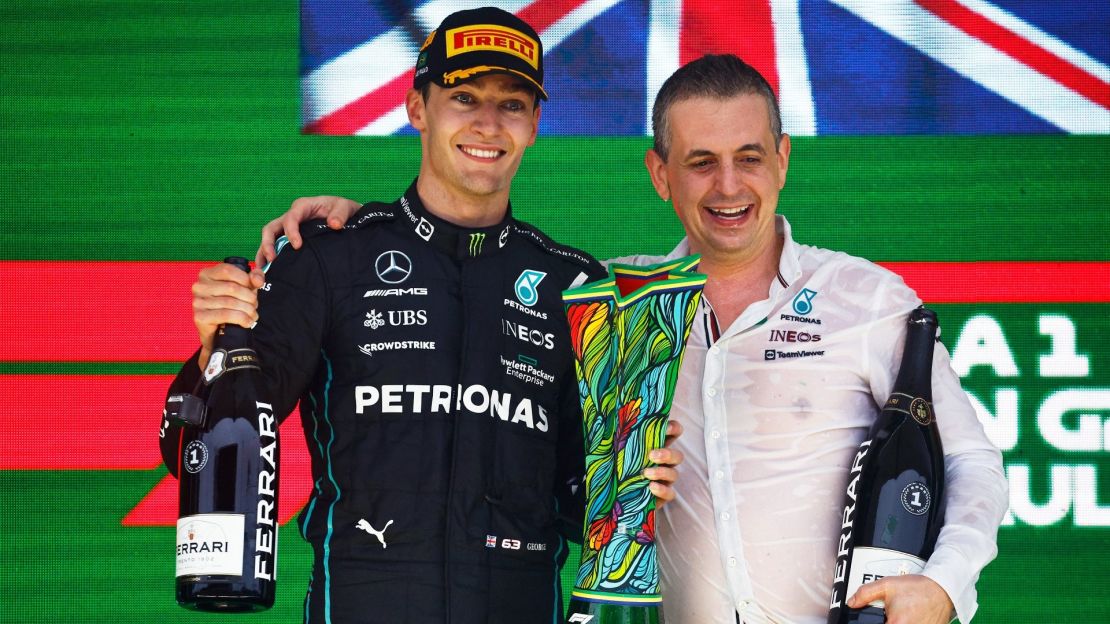 George Russell celebra en el podio del GP de Brasil con Riccardo Musconi, ingeniero jefe de carrera de Mercedes.