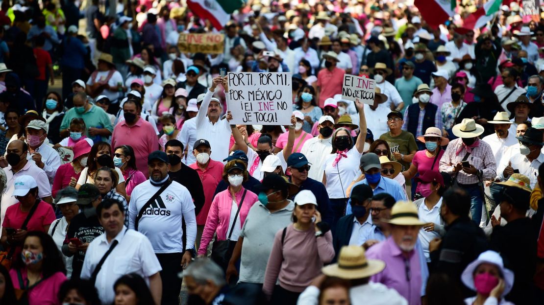 Manifestantes participan en una marcha contra las posibles medidas gubernamentales para reestructurar el Instituto Nacional Electoral (INE), en la Ciudad de México el 13 de noviembre de 2022. Crédito: CLAUDIO CRUZ/AFP vía Getty Images