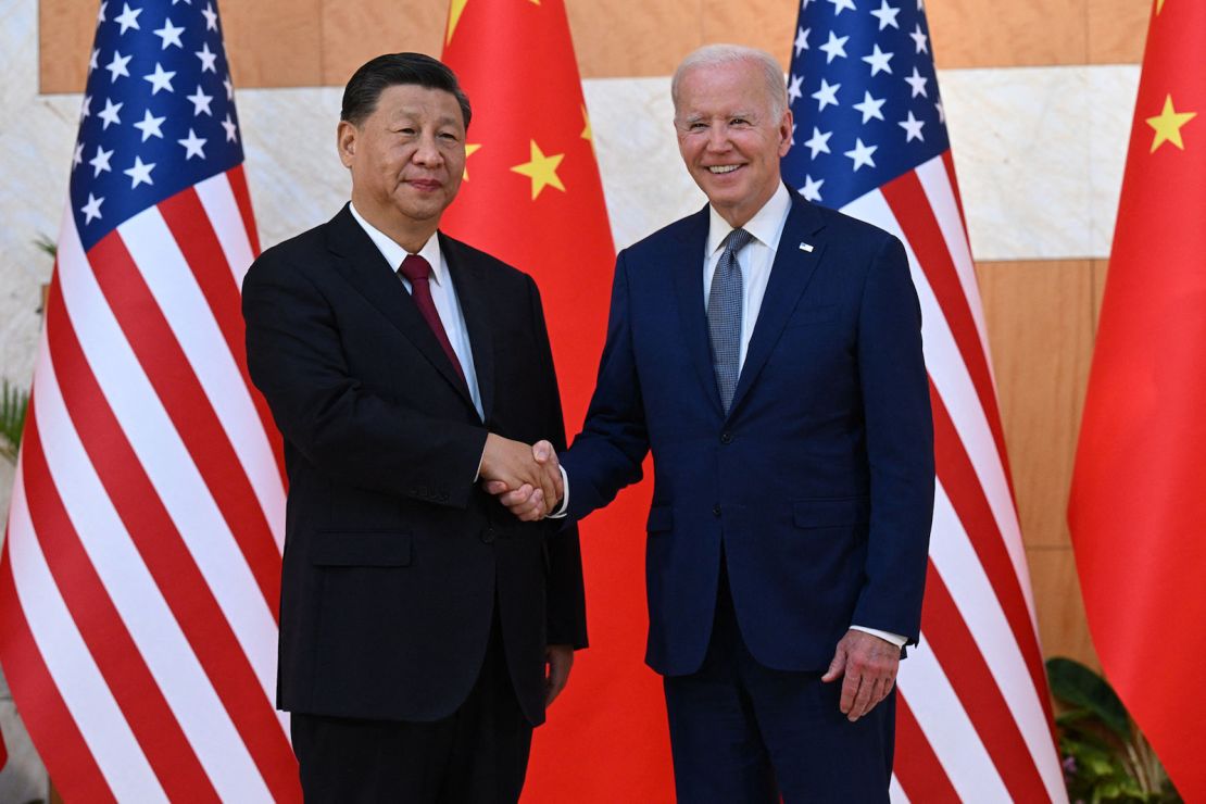 El presidente de los Estados Unidos, Joe Biden (derecha), y el presidente de China, Xi Jinping (izquierda), se dan la mano mientras se reúnen al margen de la Cumbre del G20 en Nusa Dua, en la isla turística indonesia de Bali, el 14 de noviembre de 2022.