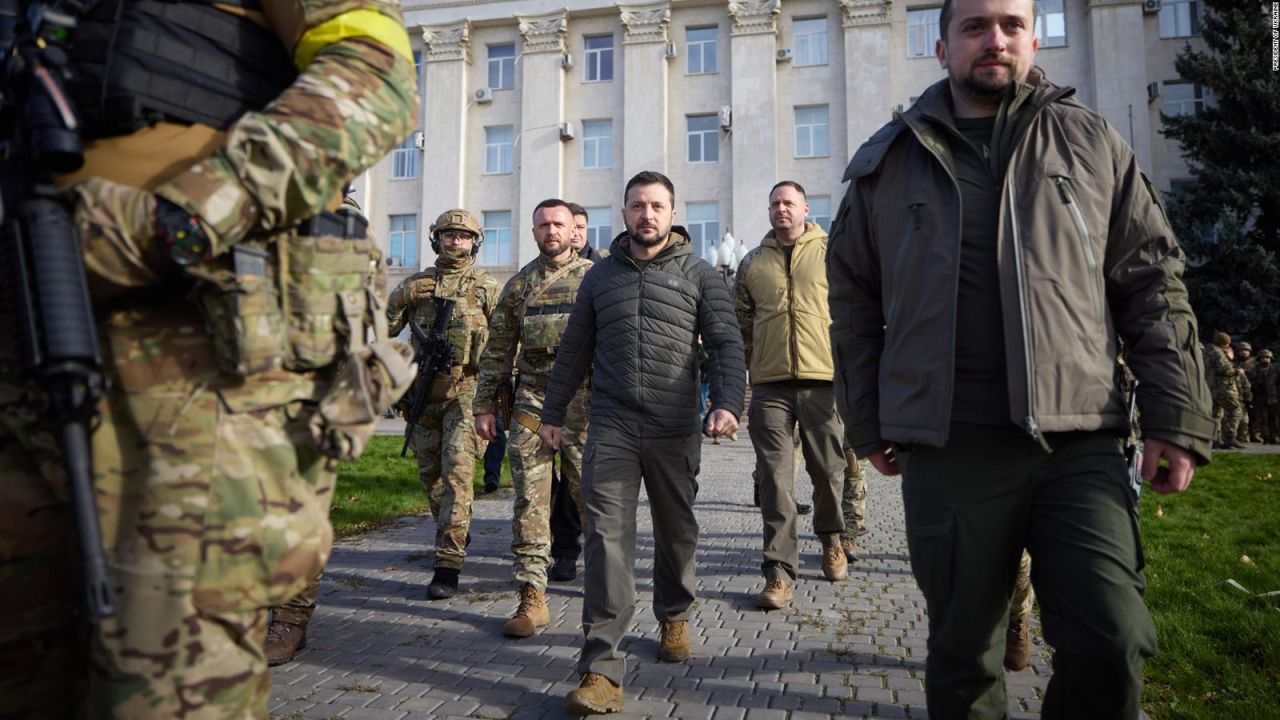 CNNE 1297023 - zelensky canta el himno de ucrania desde jerson- vamos paso a paso