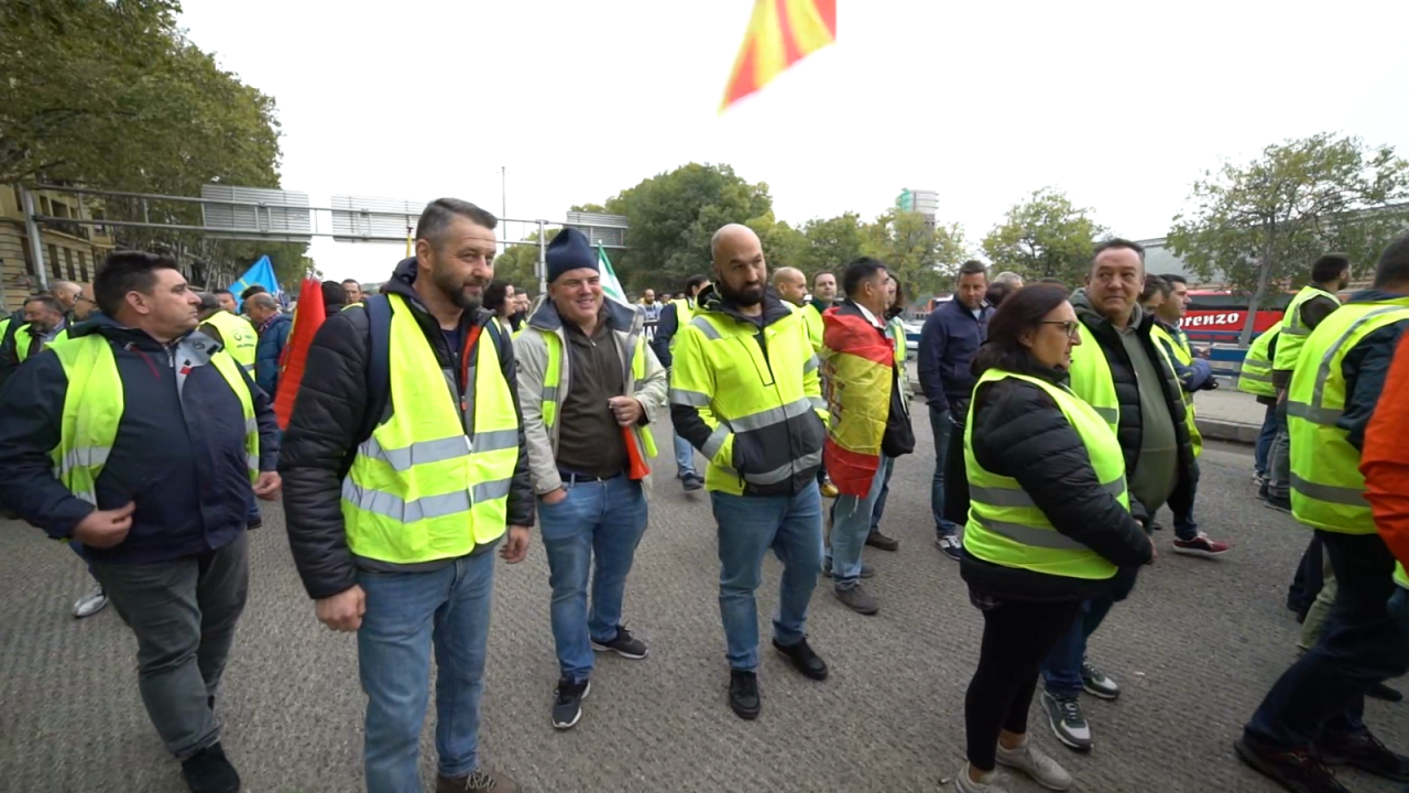 CNNE 1297054 - camioneros en espana estan en huelga indefinida, ¿por que?