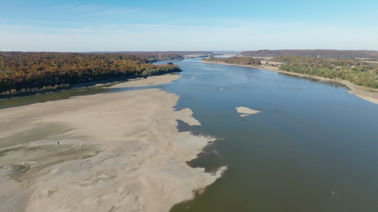 CNNE 1297296 - bajo caudal del rio mississippi afecta el comercio fluvial