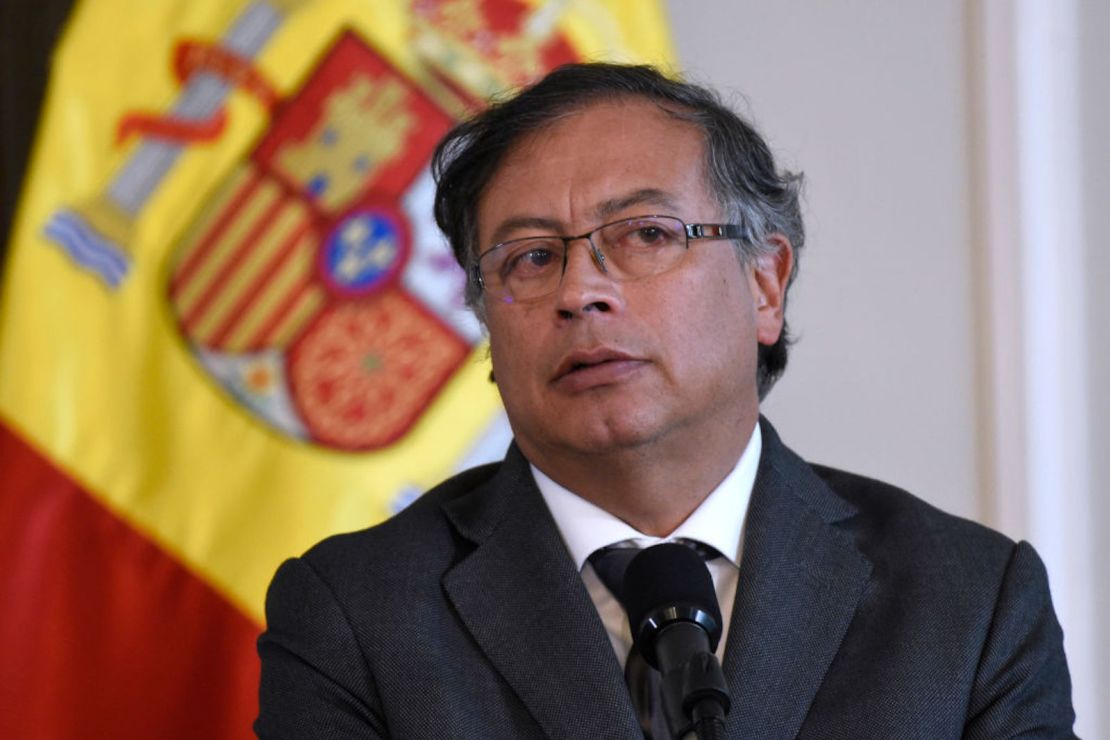 El presidente de Colombia, Gustavo Petro, observa durante una conferencia de prensa conjunta con el presidente español Pedro Sánchez después de una reunión en el palacio presidencial Casa de Nariño durante una visita oficial a Colombia el 24 de agosto de 2022 en Bogotá, Colombia.