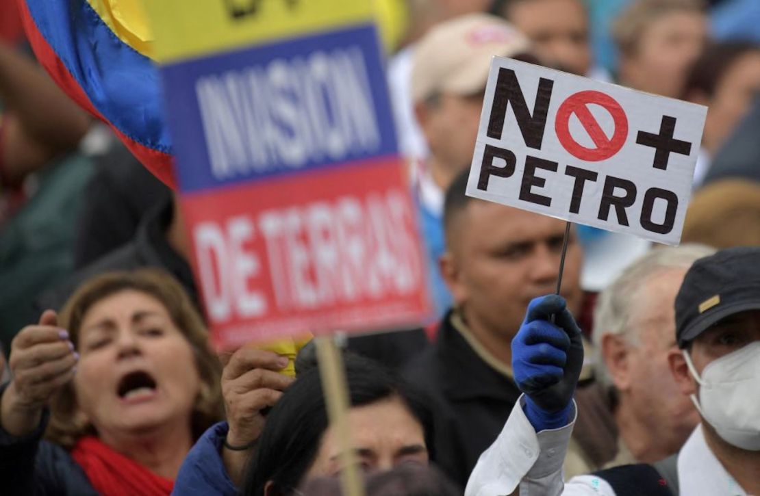 La gente marcha para protestar contra una reforma fiscal propuesta por el gobierno del presidente izquierdista Gustavo Petro, en Bogotá, Colombia, el 29 de octubre de 2022.