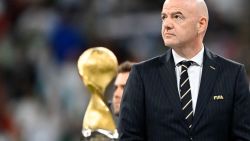 CNNE 1297638 - presidente de la fifa pide un cese del fuego en ucrania