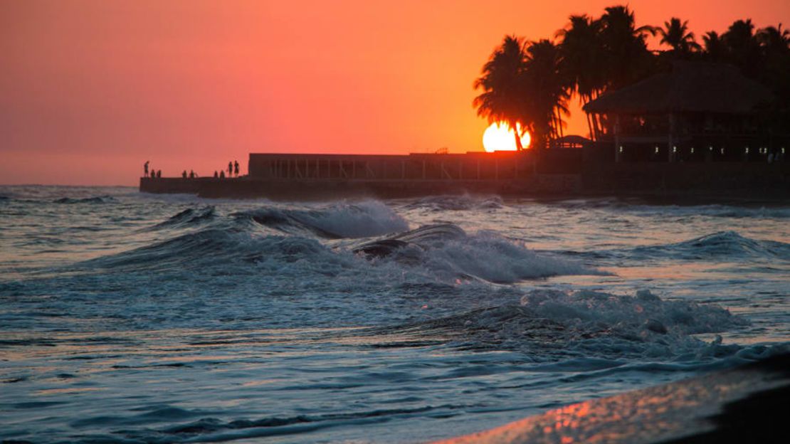 El Salvador: el pequeño tamaño del país te permite visitar fácilmente sus muchas playas de la costa del Pacífico y aún tener tiempo para explorar la capital, San Salvador.CharlieK/Alamy Foto de stock