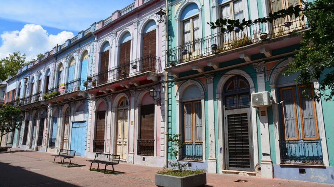 Montevideo, Uruguay: En el segundo país más pequeño de América del Sur, no faltan la comida y los vinos deliciosos.Marc/Adobe Stock