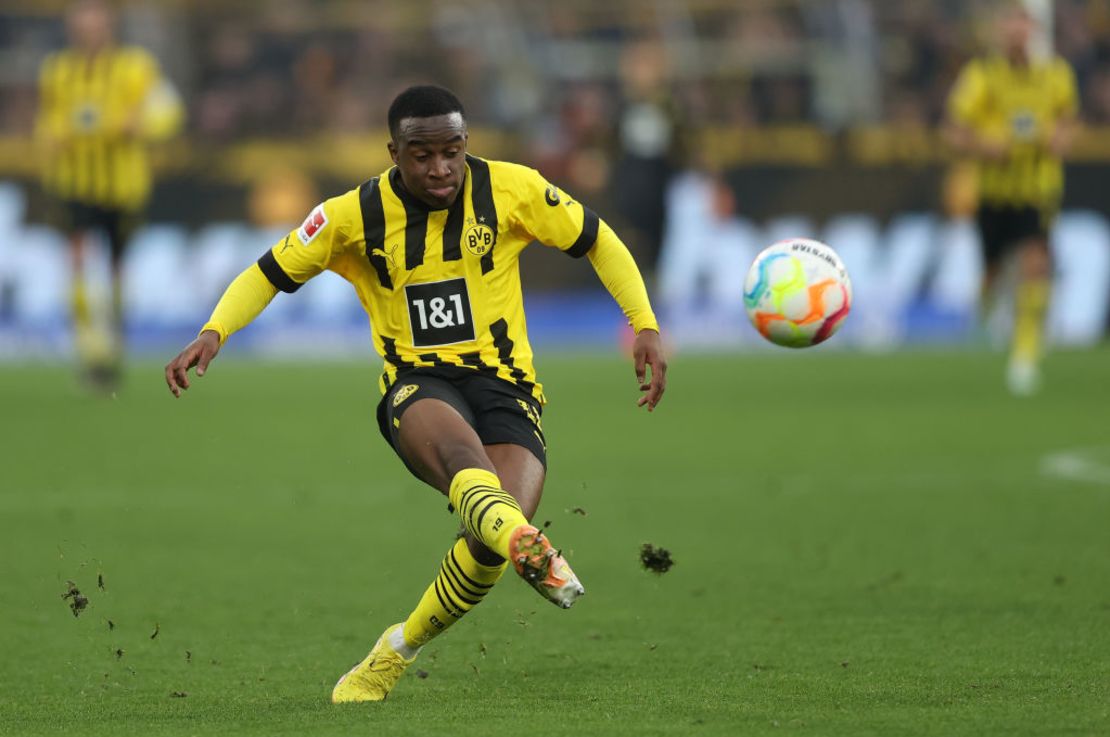 Youssoufa Moukoko de Dortmund anota el tercer gol de su equipo durante el partido de la Bundesliga entre Borussia Dortmund y VfL Bochum 1848 en Signal Iduna Park el 5 de noviembre de 2022 en Dortmund, Alemania.