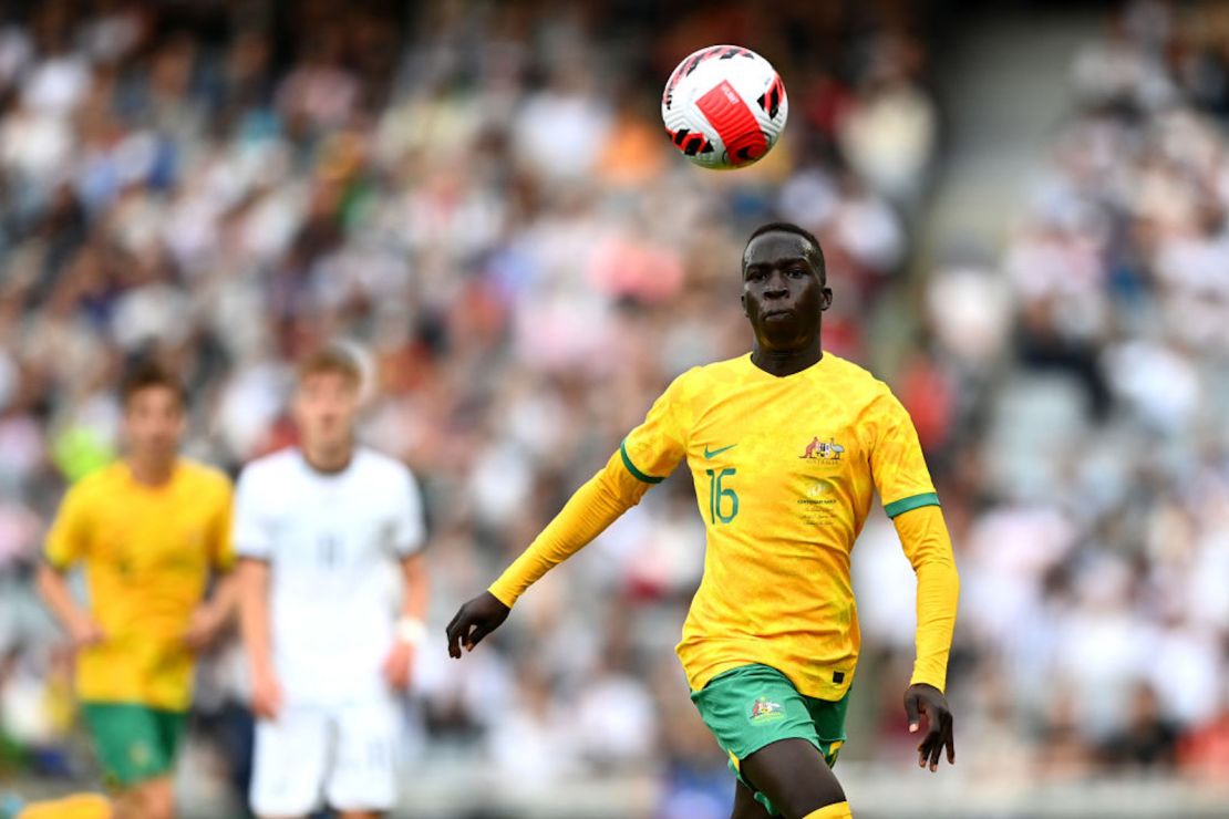 Garang Kuol de los Socceroos hace un descanso durante el partido amistoso internacional entre los All Whites de Nueva Zelanda y los Socceroos de Australia en Eden Park el 25 de septiembre de 2022 en Auckland, Nueva Zelanda.