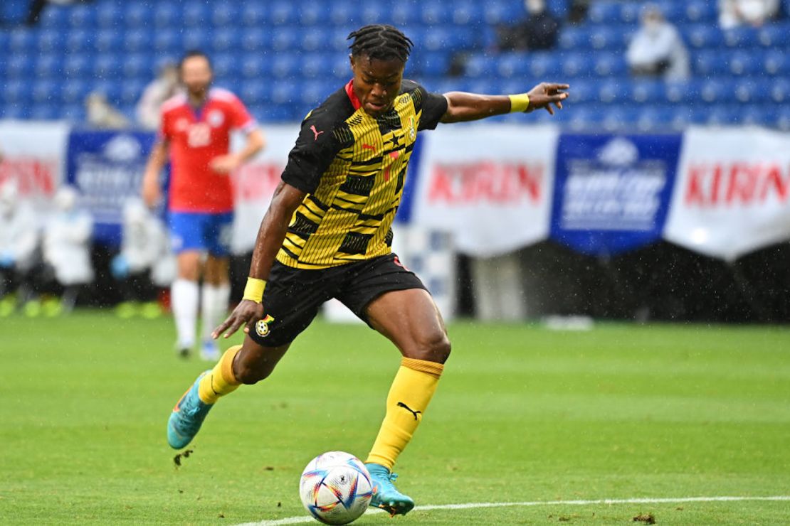 Abdul Fatawu Issahaku de Ghana dispara al gol durante el partido amistoso internacional entre Chile y Ghana en el Panasonic Stadium Suita el 14 de junio de 2022 en Suita, Osaka, Japón.