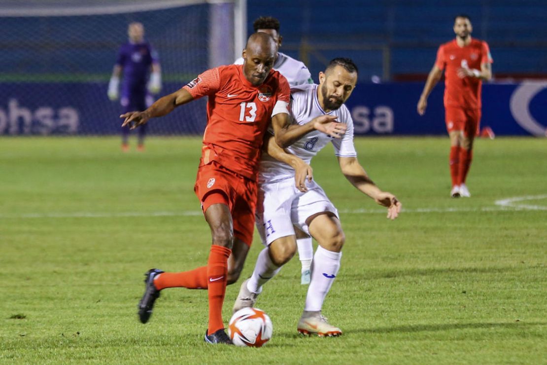 Alfredo Mejia (D) de Honduras y Atiba Hutchinson de Canadá (de rojo) compiten por el balón durante su partido clasificatorio de Concacaf para la Copa Mundial de la FIFA Qatar 2022 en el Estadio Olímpico Metropolitano de San Pedro Sula, Honduras, el 27 de enero de 2022.