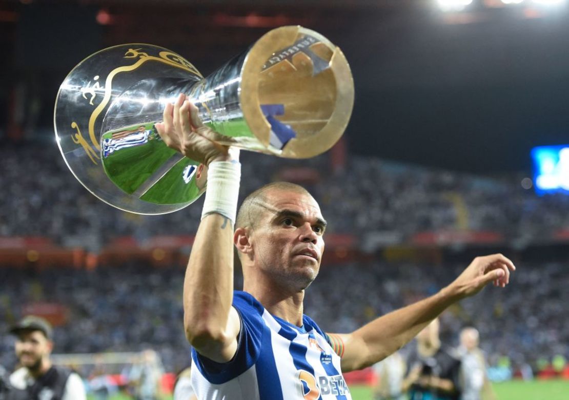 Pepe, defensa portugués del FC Porto, levanta el trofeo Cándido de Oliveira tras la victoria en la final de la Supercopa Cándido de Oliveira de Portugal contra el CD Tondela en el estadio municipal de Aveiro, el 30 de julio de 2022.