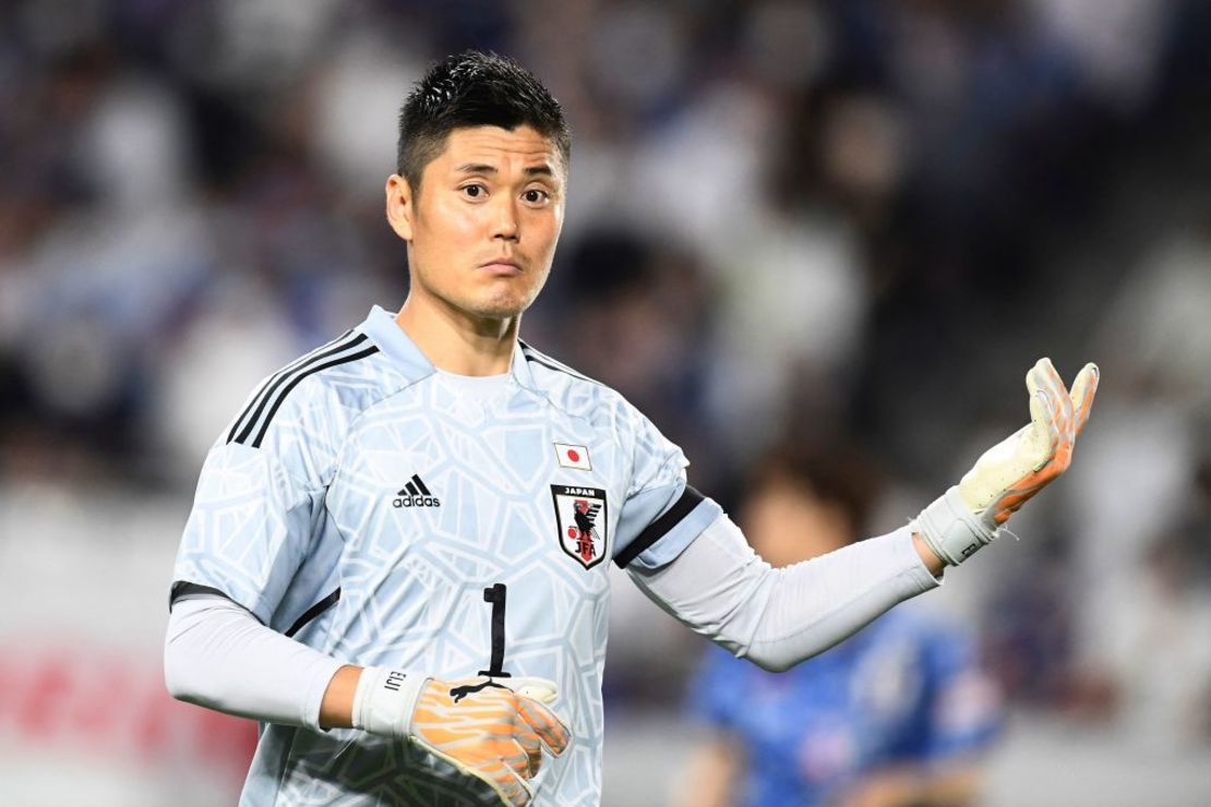 Eiji Kawashima aparece en un partido de fútbol de la Copa Kirin entre Japón y Ghana en el estadio Noevir de Kobe el 10 de junio de 2022.