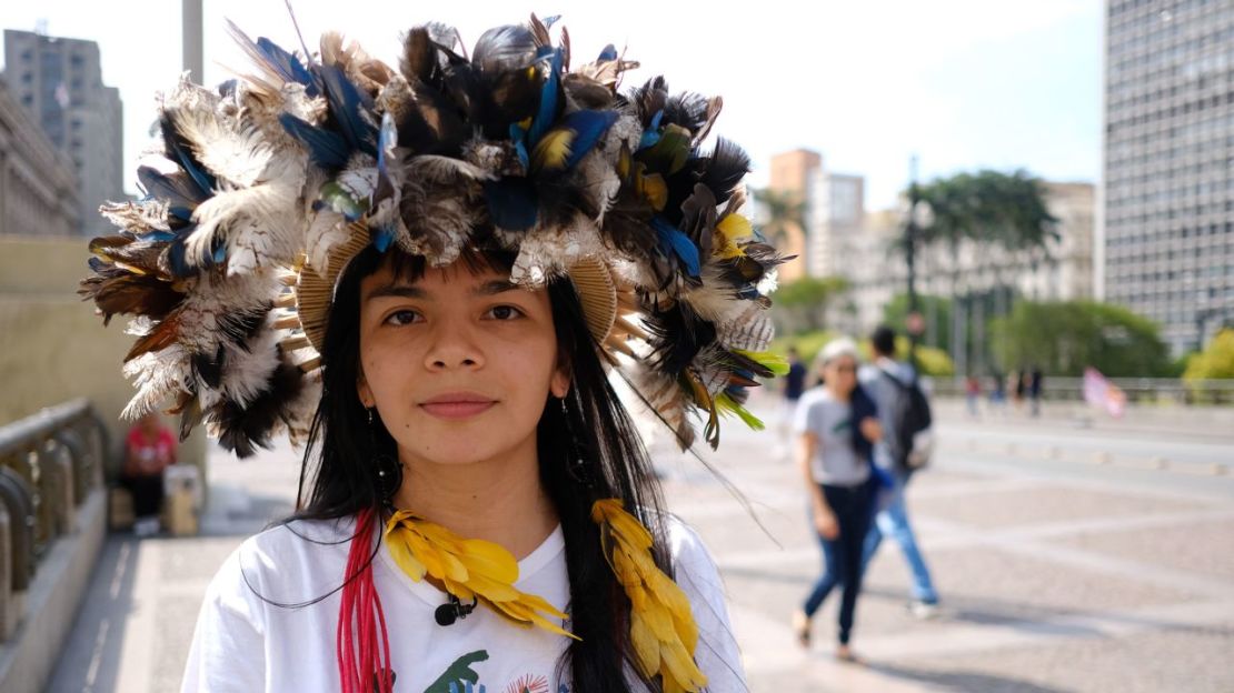 La activista indígena Txai Surui apoyó a Lula da Silva durante su última campaña presidencial, pero promete oponerse a él si sus políticas van en contra del medio ambiente. Crédito: Vasco Cotovio/CNN