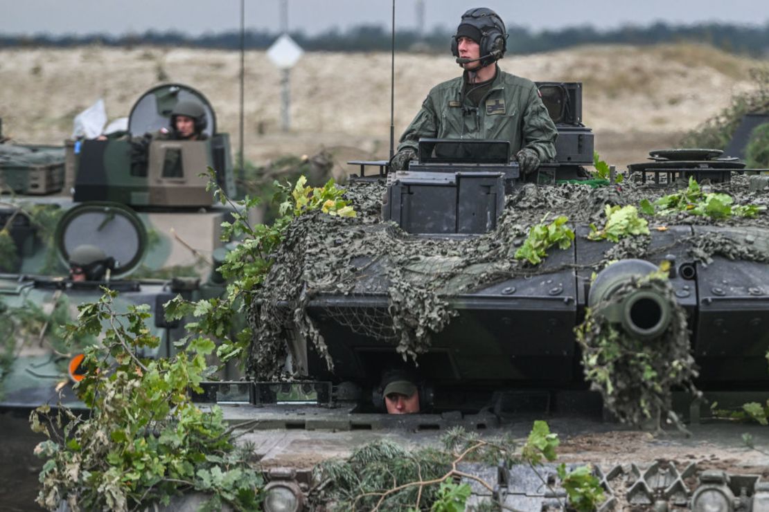 Militares polacos conducen un tanque Leopard durante ejercicios el septiembre de 2022 en Nowa Deba, Polonia.