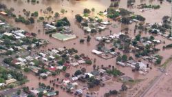 CNNE 1298653 - australia bajo el agua- imagenes aereas muestran graves inundaciones