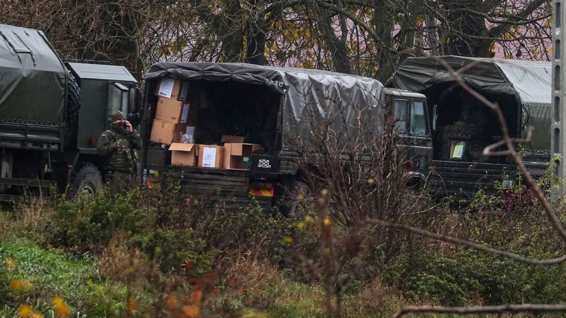 Soldados del ejército polaco descargan equipos de sus camiones, cerca del lugar donde un misil impactó matando a dos personas en una granja en el pueblo polaco de Przewodow, cerca de la frontera con Ucrania, el miércoles 16 de noviembre de 2022. Crédito: Evgeniy Maloletka/AP