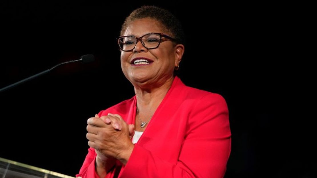 Karen Bass habla en una fiesta de la noche de las elecciones en Los Ángeles, el 8 de noviembre de 2022.