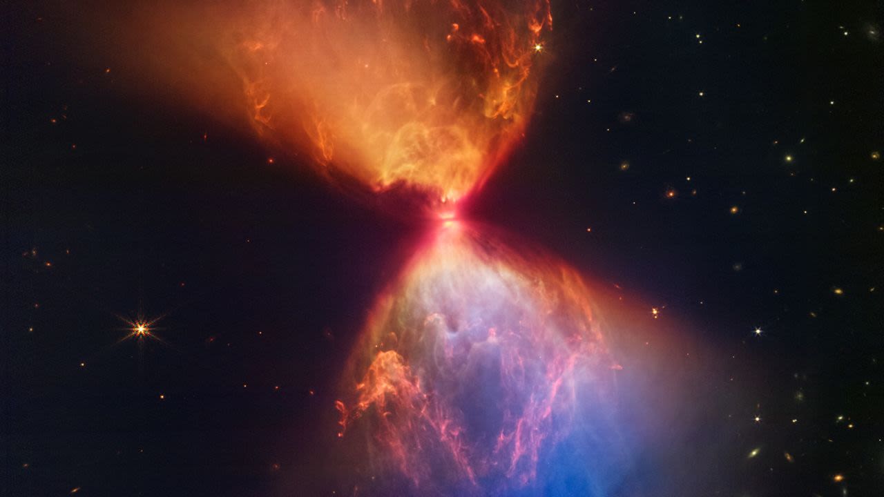 La protoestrella L1527, mostrada en esta imagen del telescopio espacial James Webb, está incrustada dentro de una nube de material en forma de reloj de arena que está alimentando su crecimiento. Crédito: NASA/ESA/CSA/STScI