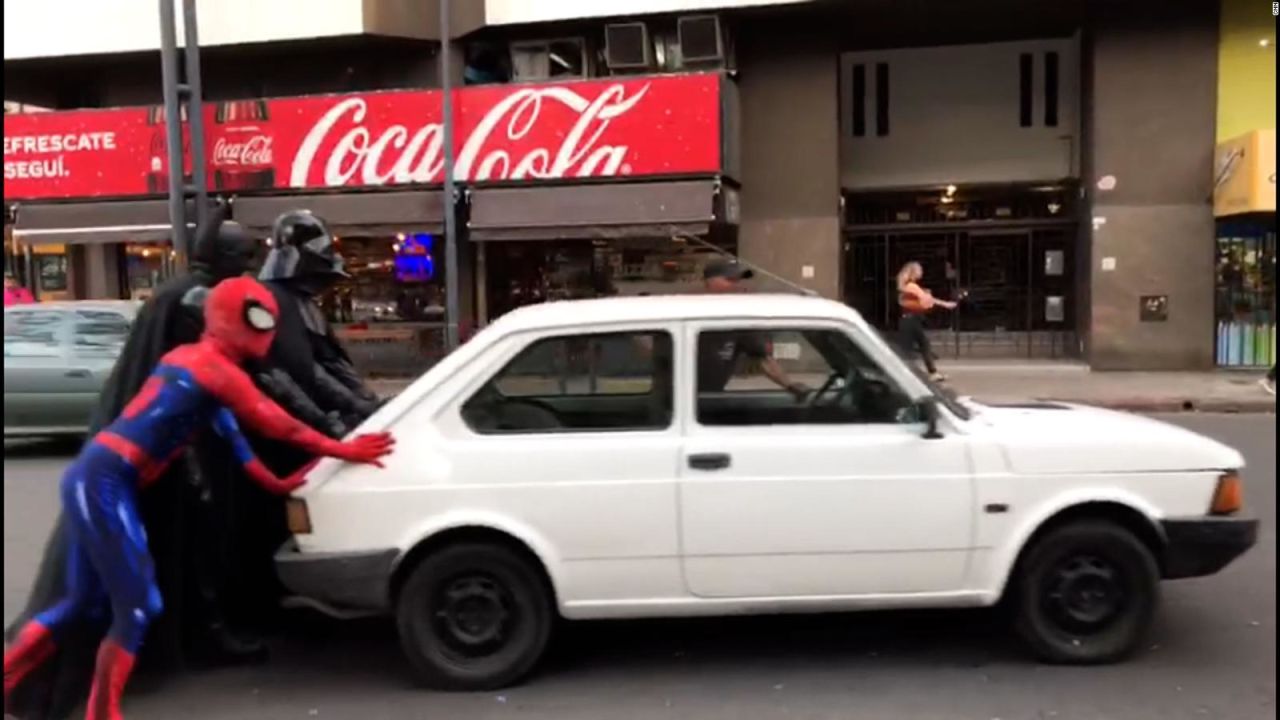 CNNE 1298833 - dos superheroes y un villano rescatan un auto varado en argentina