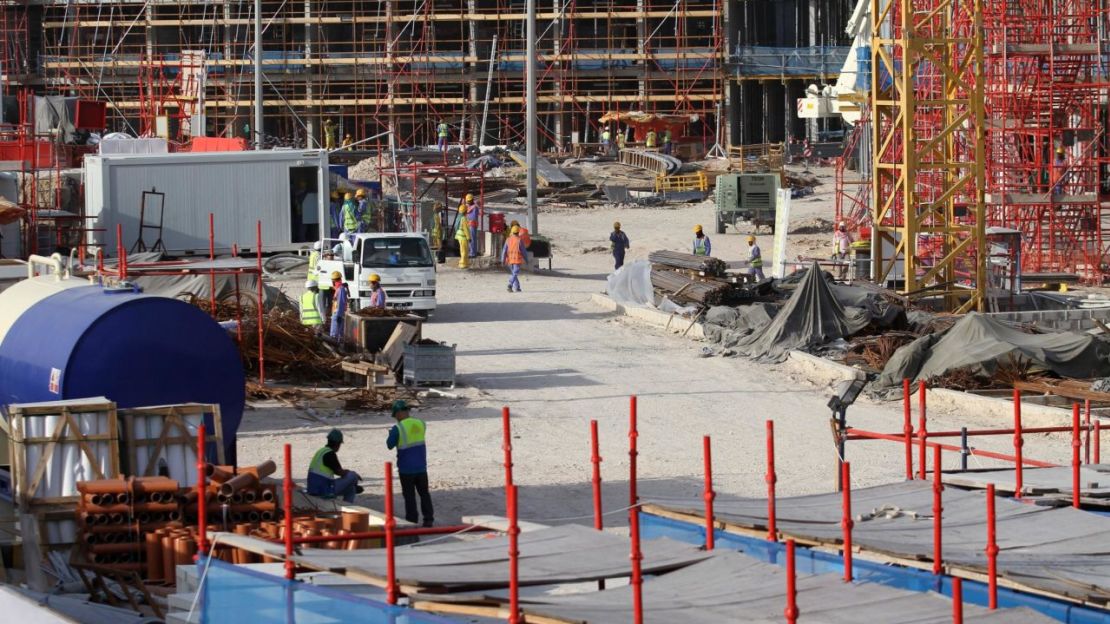 Trabajadores migrantes trabajan en una obra de construcción en la zona de Aspire en Doha el 26 de marzo de 2016. Crédito: Naseem Zeitoon/Reuters/FILE