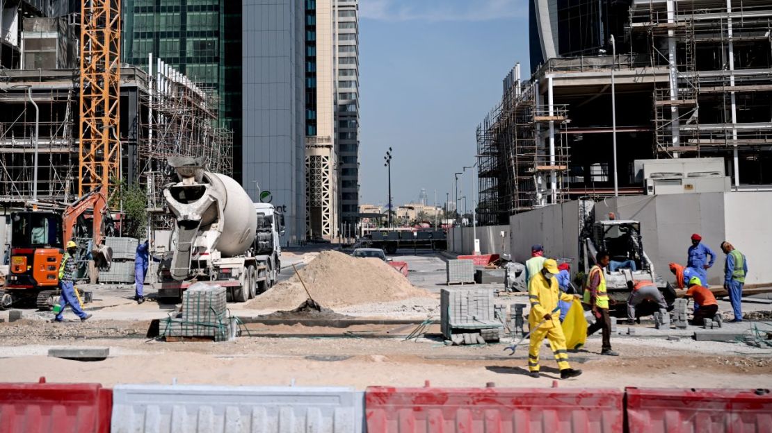 En la última década, Qatar ha ampliado su aeropuerto, ha construido nuevos hoteles y ha construido ferrocarriles y carreteras. Crédito: Britta Pedersen/picture alliance/Getty Images