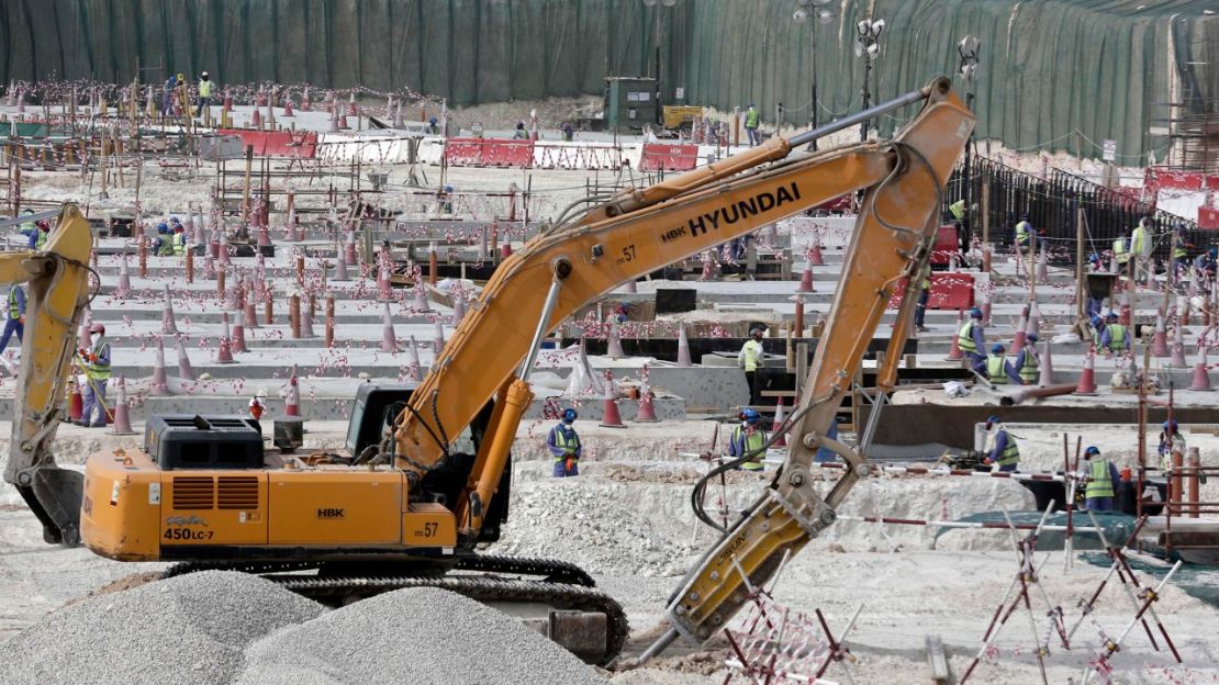 En esta foto tomada en mayo de 2015 durante una visita organizada por el gobierno para los medios de comunicación, los trabajadores utilizan maquinaria pesada en el estadio Al-Wakra que se está construyendo para la Copa del Mundo de 2022. Crédito: Maya Alleruzzo/AP/FILE